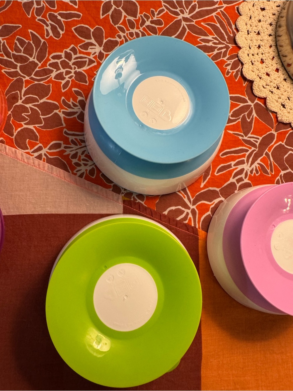3 Munchkin Stay Put Suction Bowls & 2 Munchkin snack catcher containers - Picture 7 of 13